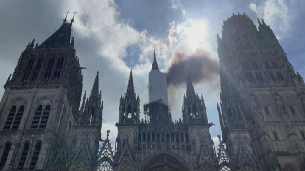 Controlado el incendio en la aguja de la catedral de Rouen