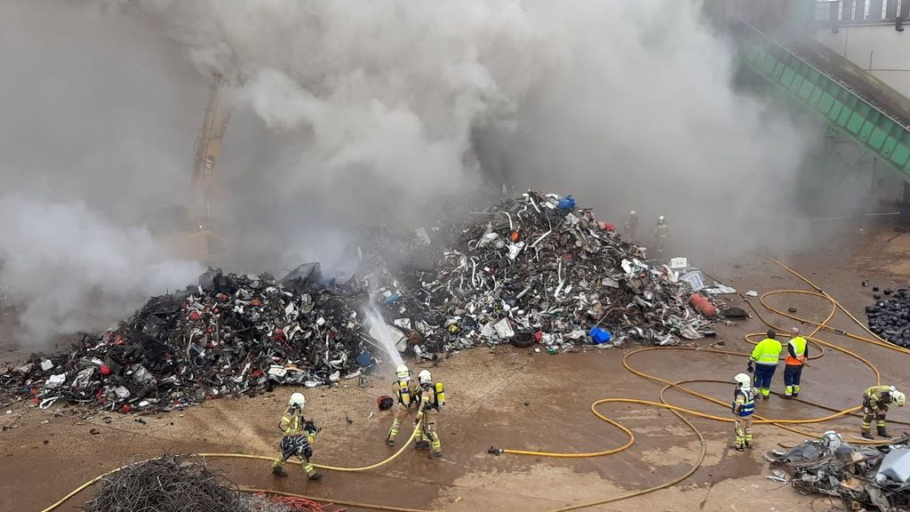 Efectivos de bomberos de Álava en la extinción de un incendio reciente en el polígono industrial de Gojain