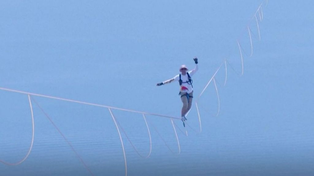 Jaan Roose cruza el estrecho de Messina sobre un cable de 3.600 metros