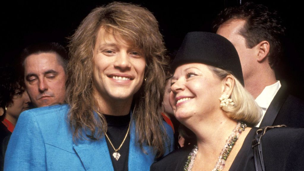 Jon Bon Jovi junto a su madre