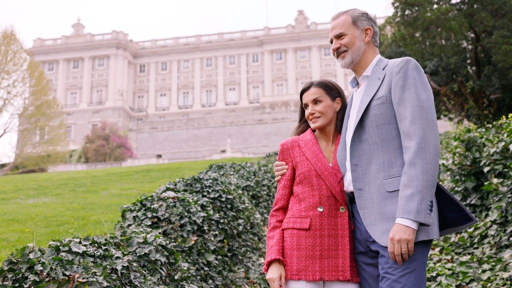 Los reyes Felipe y Letizia en los alrededores del Palacio Real.