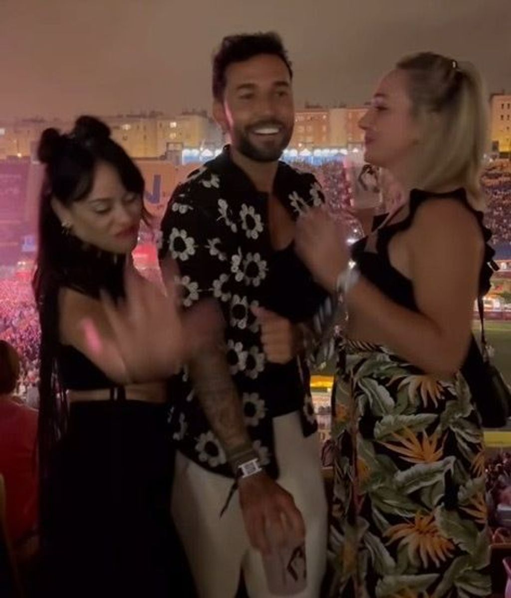 Omar Sánchez con sus amigas en el Granca Live Fest