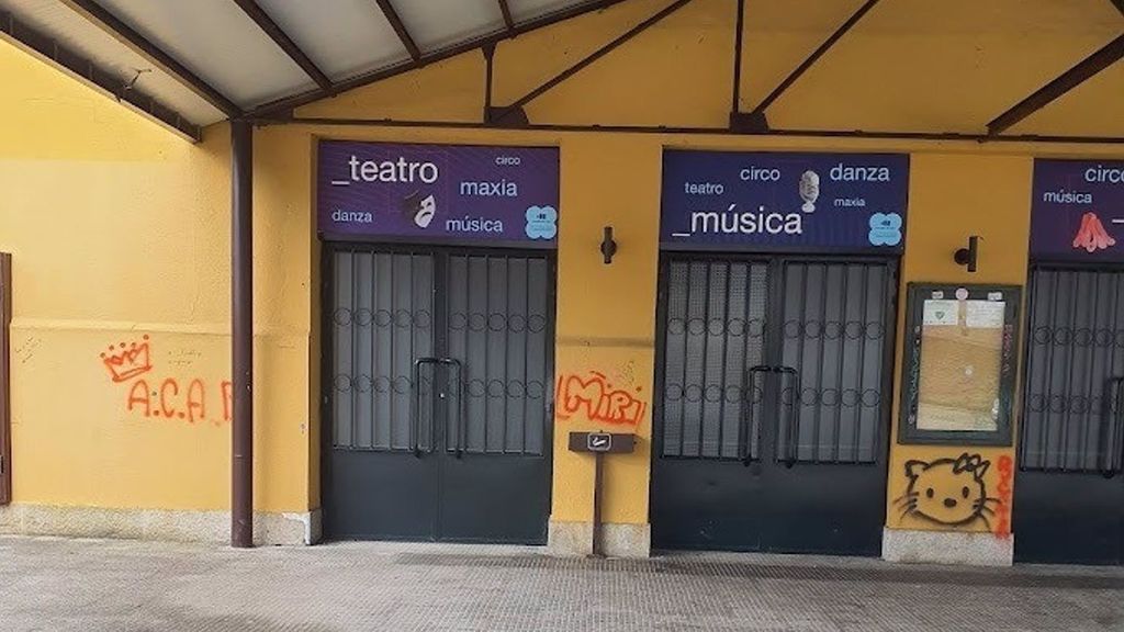 Pintada en la fachada del auditorio municipal del parque de A Milagrosa (Lugo), realizadas supuestamente por una menor