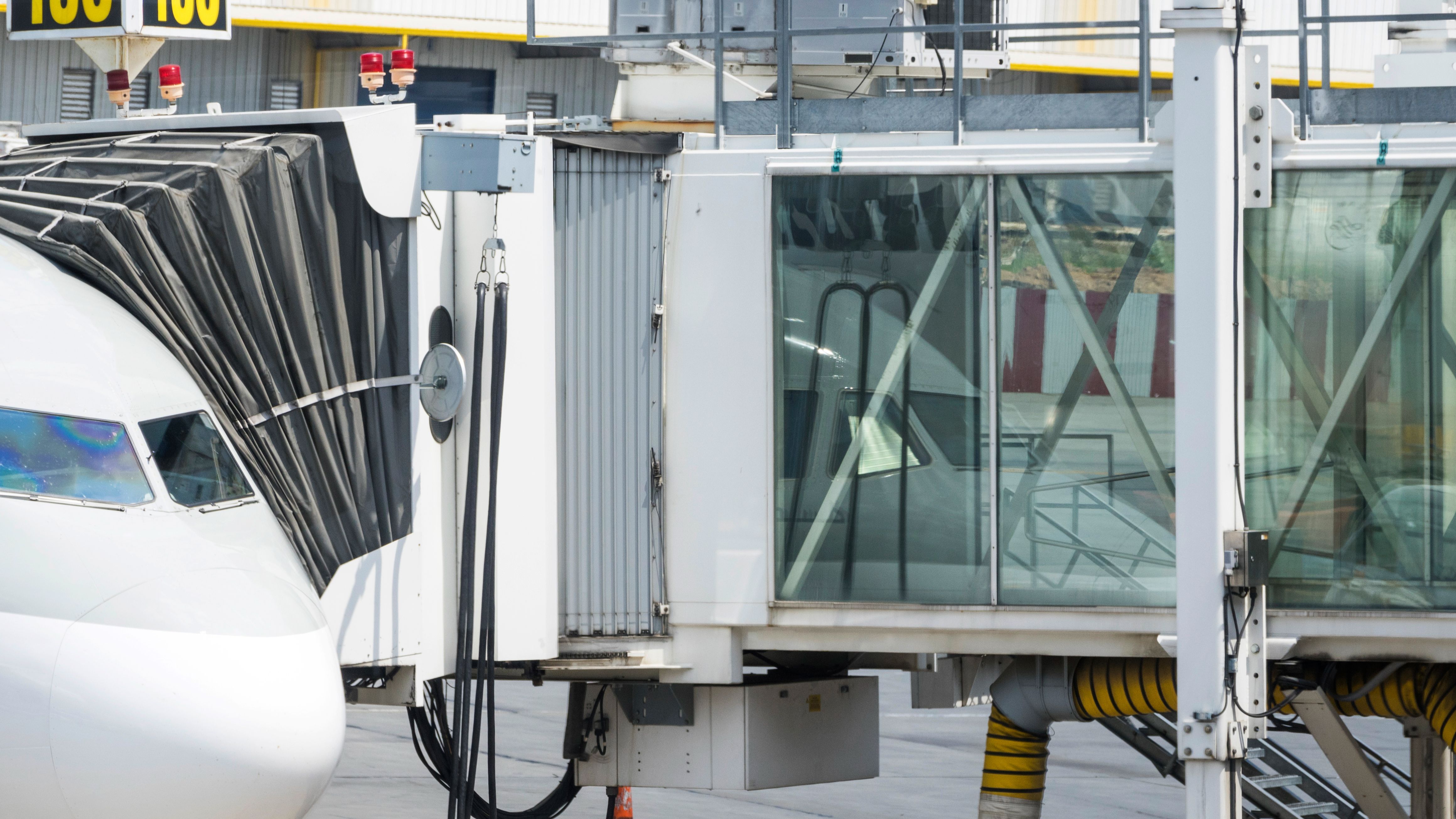 Puerta de embarque en un avión
