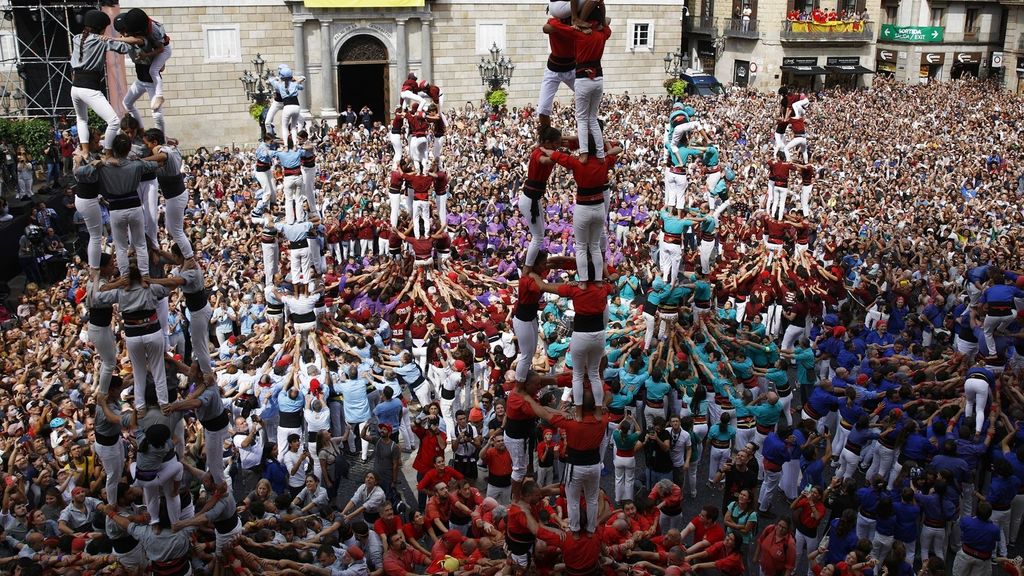 Torres humanas durante la celebración de las Fiestas de la Mercè en la Plaza Sant Jaume en Barcelona (Cataluña)