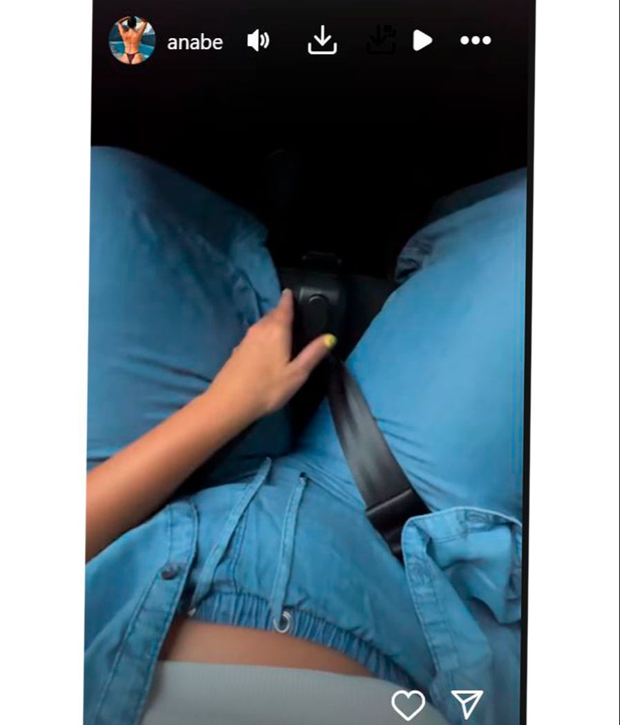 Anabel Pantoja muestra el cinturón de seguridad de embarazo que han comprado