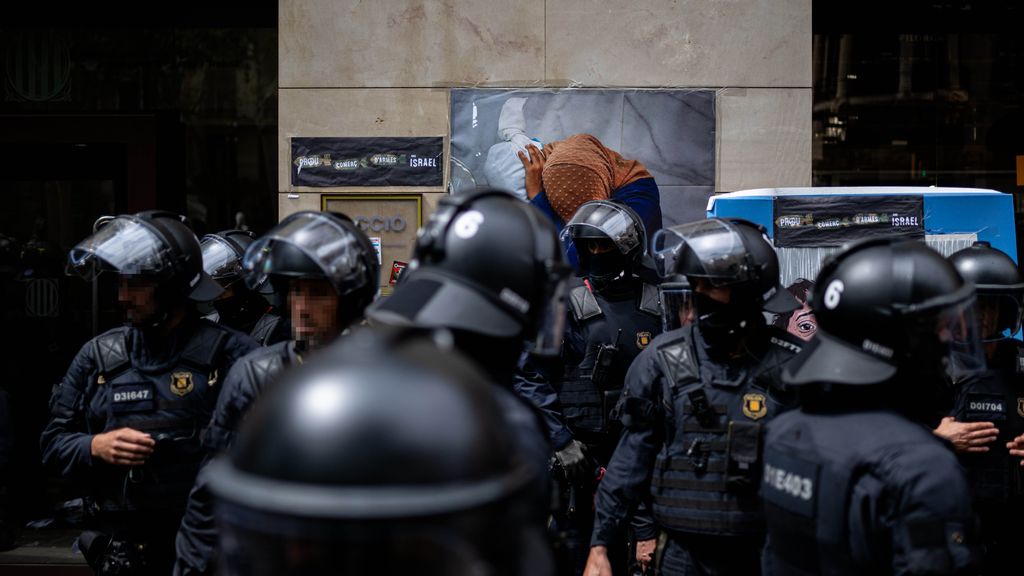 Condenado a dos años un mosso que agredió a un periodista implicado en Tsunami