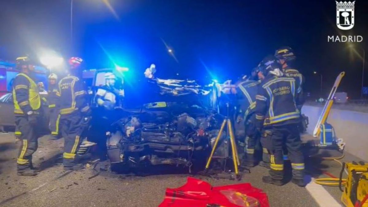 Dos heridos graves tras un choque frontal provocado por un vehículo circulando en sentido contrario en Madrid