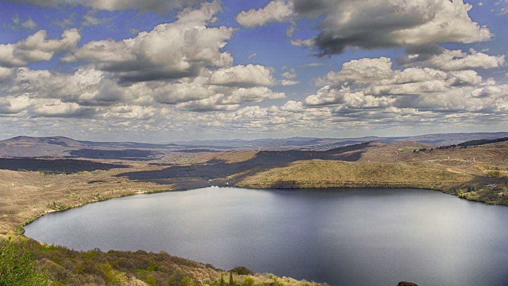 El lago de Sanabria, a unos 15 km de Puebla de Sanabria, está considerado el lago glaciar más grande de Europa.