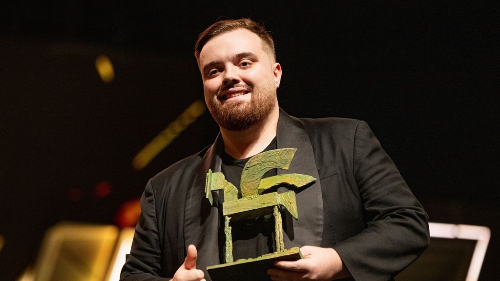 El streamer Ibai Llanos recoge un premio durante la gala de entrega de los Premios Ondas 2023 en Barcelona, España.