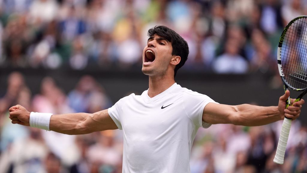 El tenista español Carlos Alcaraz celebrando el pase a la final de Wimbledon