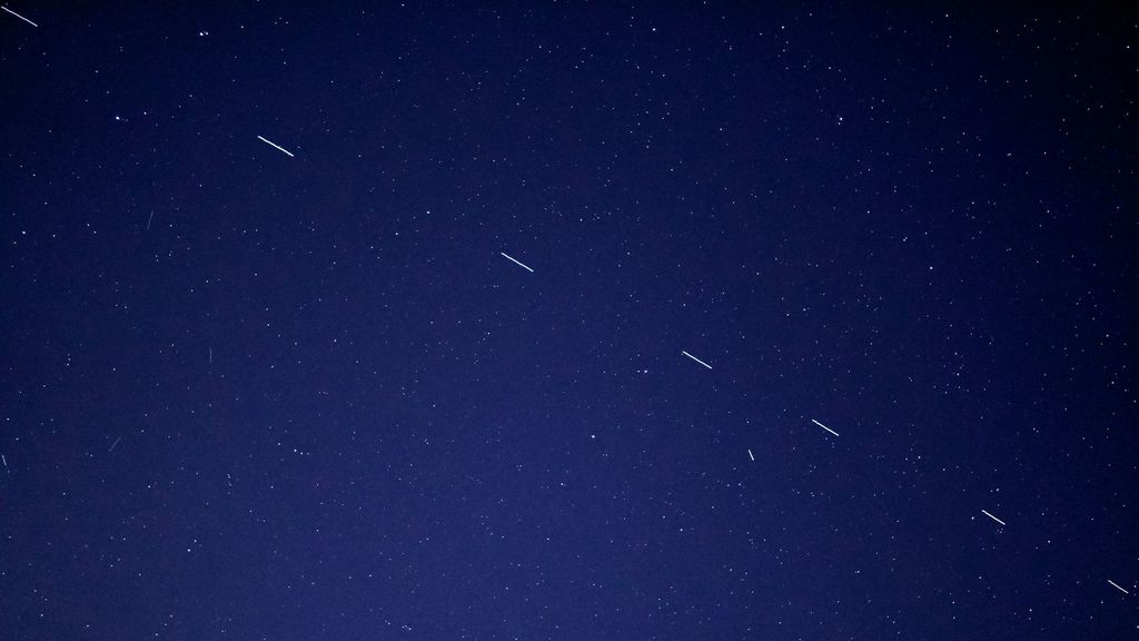 En ocasiones, un extraño tren de luces aparece en el cielo por la noche