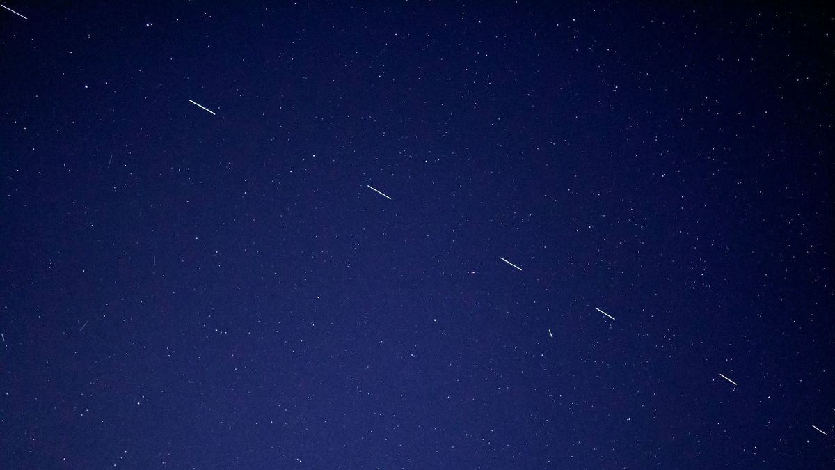 En ocasiones, un extraño tren de luces aparece en el cielo por la noche