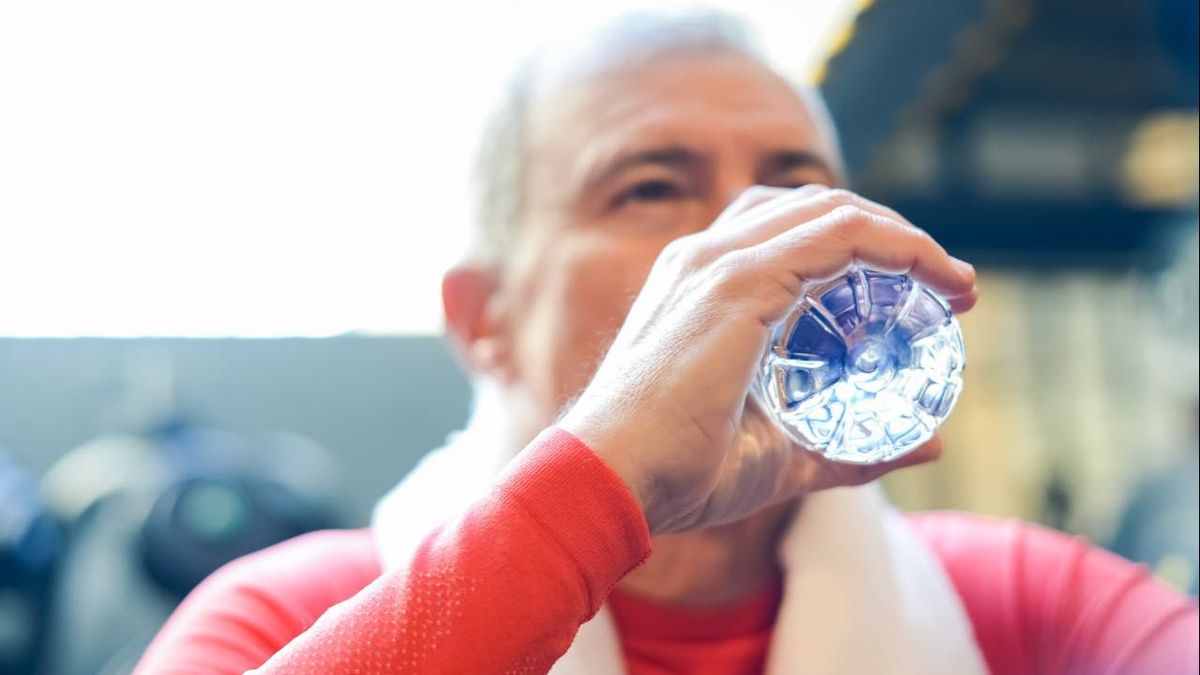 Es malo beber agua de una botella de plástico calentada al sol