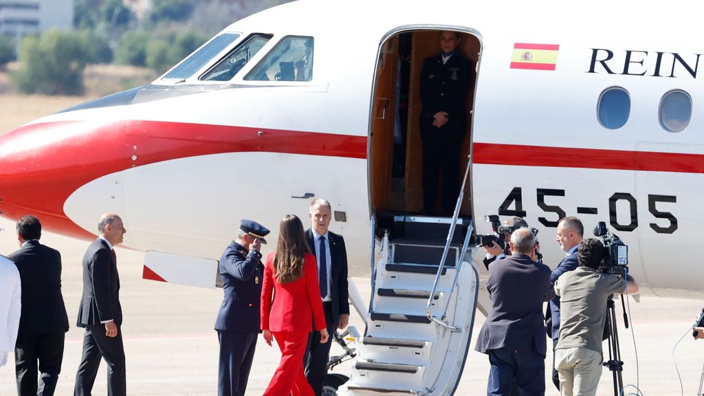 La princesa Leonor subiendo al avión.