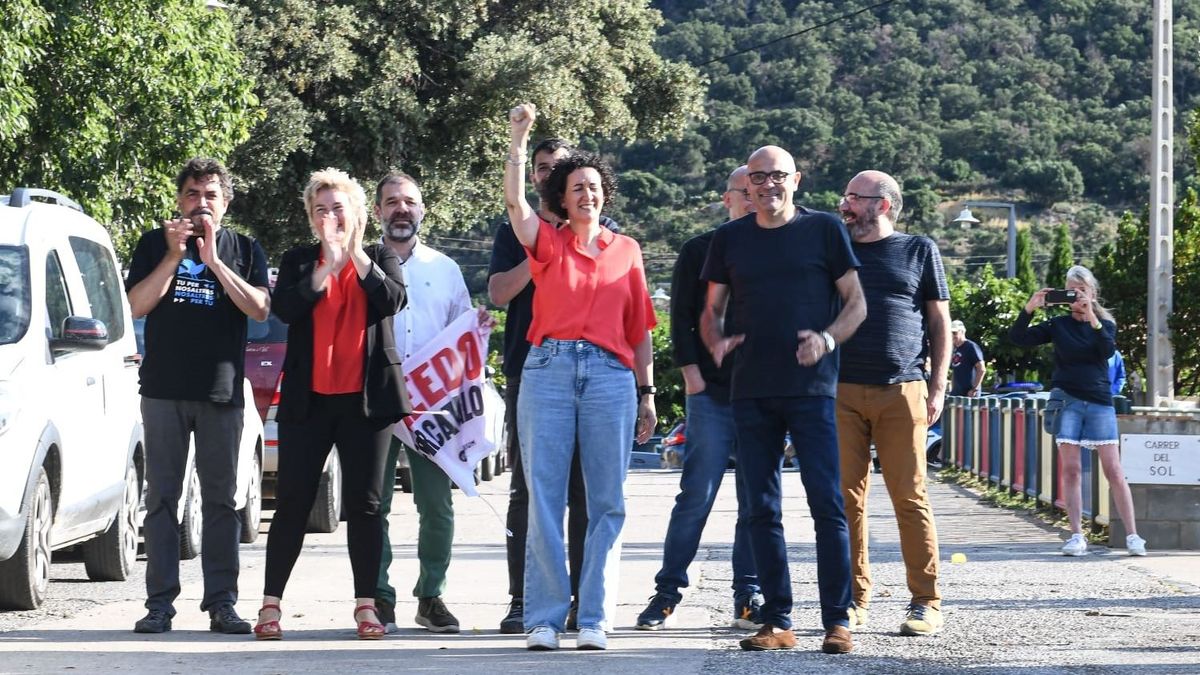 Marta Rovira (c) y dirigentes independentistas a su llegada a Cantallops, Girona