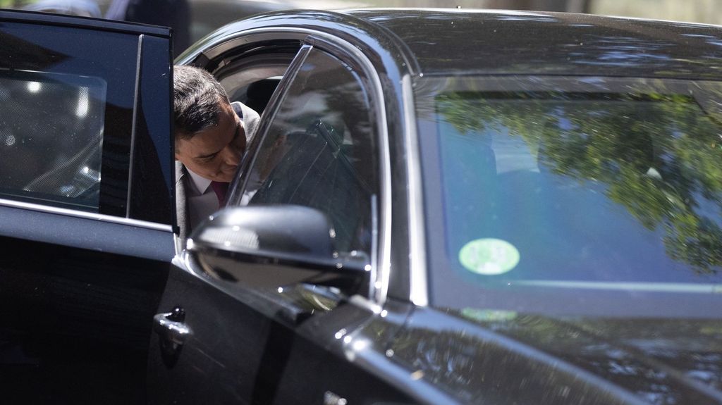 Pedro Sánchez entrando en su coche oficial