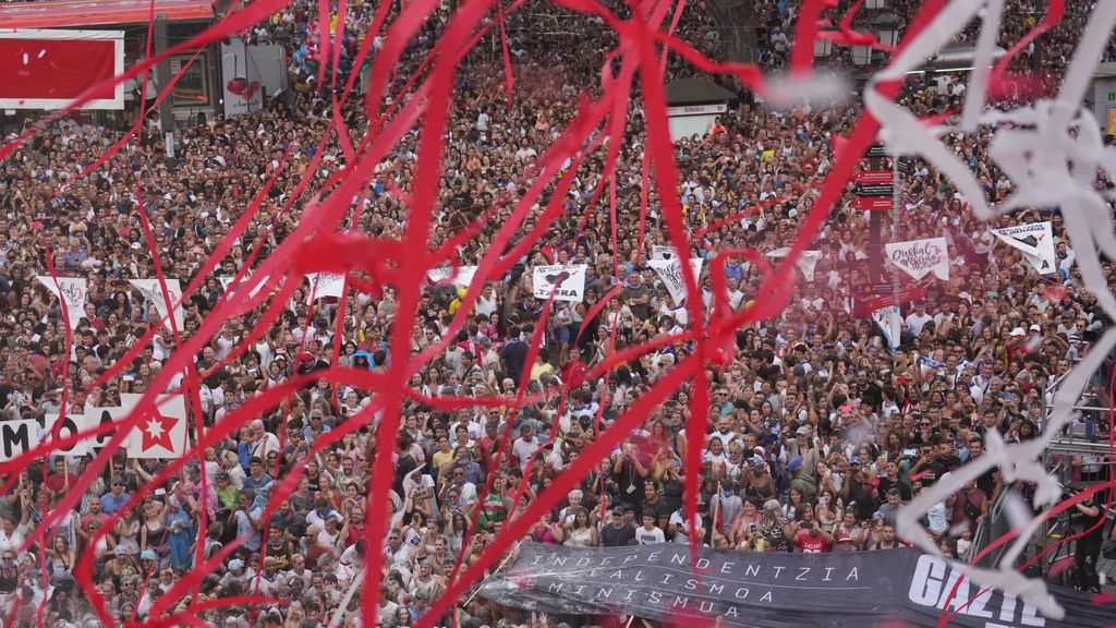 Una multitud de bilbaínos se concentran en la Plaza de Arriaga durante el txupín que da inicio a las Fiestas de Bilbao