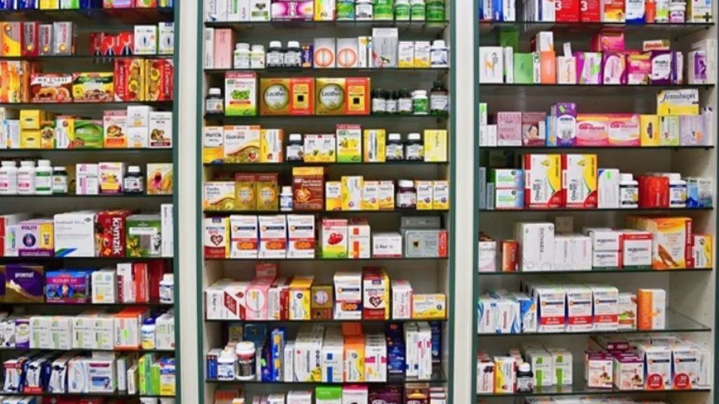 Vitaminas y complejos multivitamínicos en una farmacia