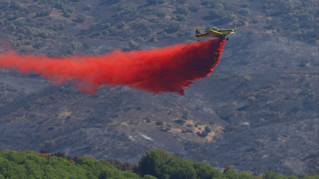 Activan de nuevo medios aéreos en incendio de Cerro Muriano que moviliza 120 profesionales