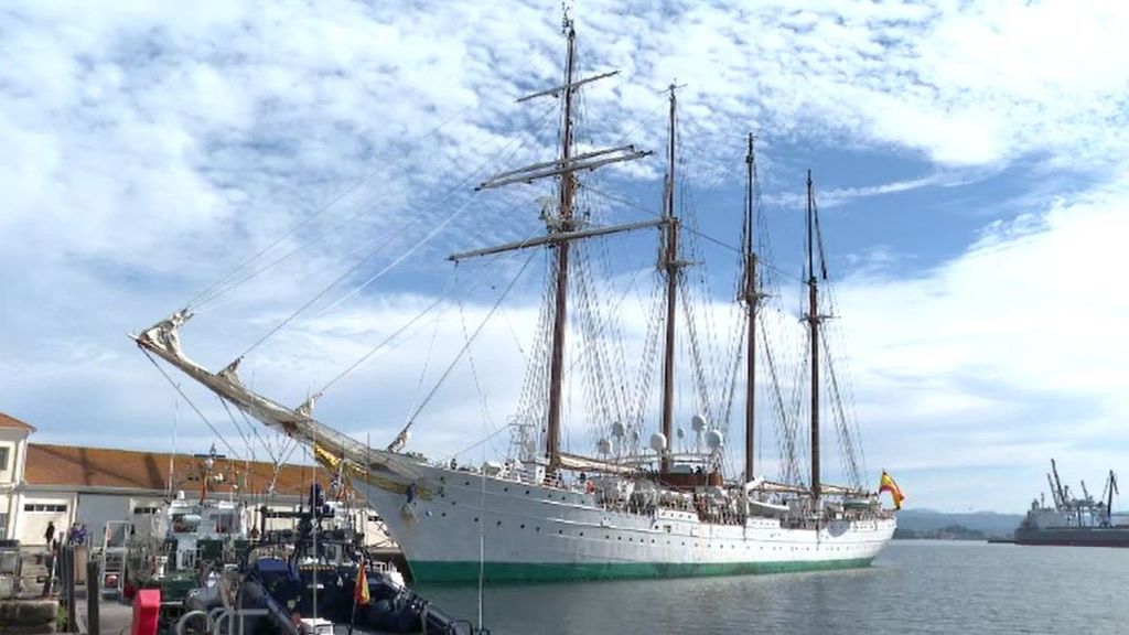 El 'Juan Sebastián de Elcano' abre sus puertas a los visitantes en el puerto de Marín