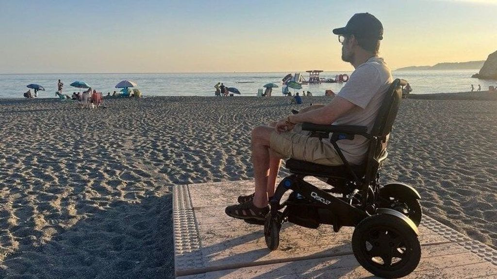 Marcelino es un vecino de Salobreña con esclerosis múltiple que pide una playa accesible