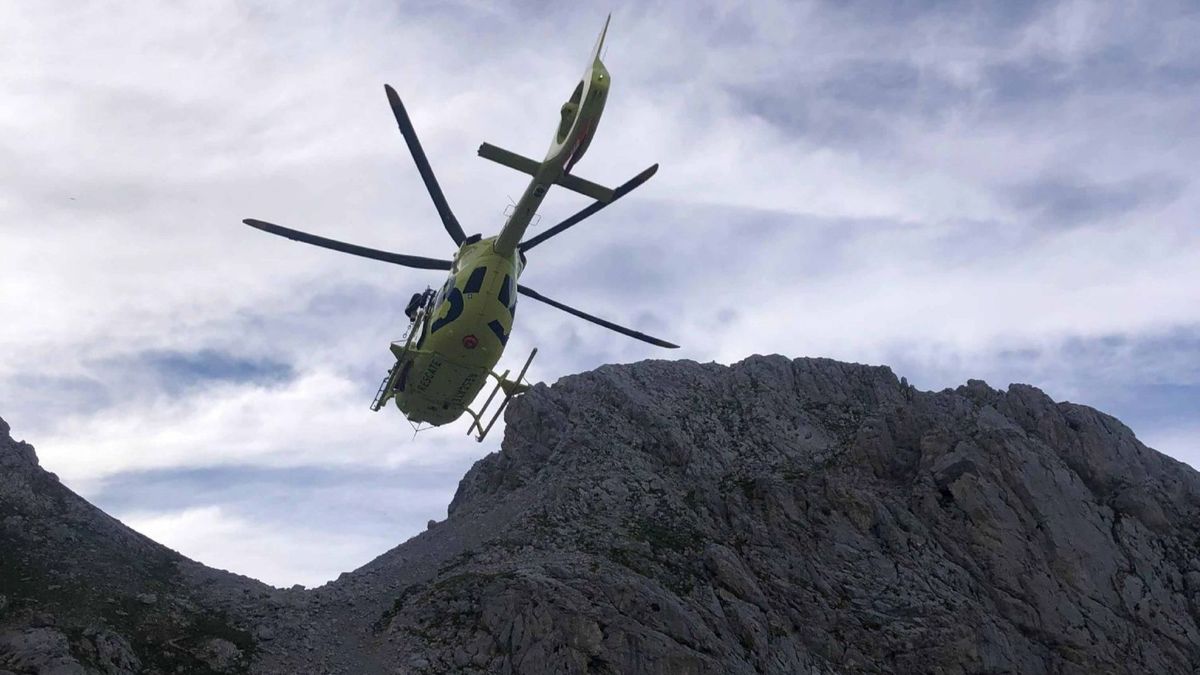 Rescatan a un escalador tras sufrir una caída de unos 20 metros en la canal del Agua en Cabrales