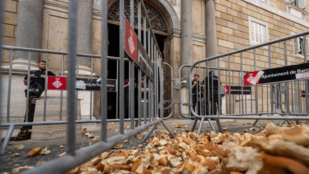 Trozos de pan ante la Generalitat al grito 'Ja no ens alimenten molles'