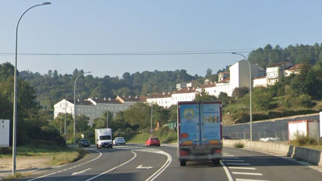 Vehículos circulando por la carretera OU-525 en San Ciprián de Viñas, Ourense