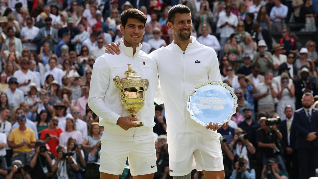Carlos Alcaraz fulmina a Novak Djokovic y sigue haciendo historia al conseguir su segundo Wimbledon