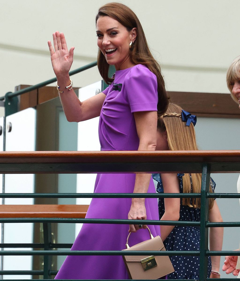 El morado ha sido el color escogido por Kate Middleton para su reaparición