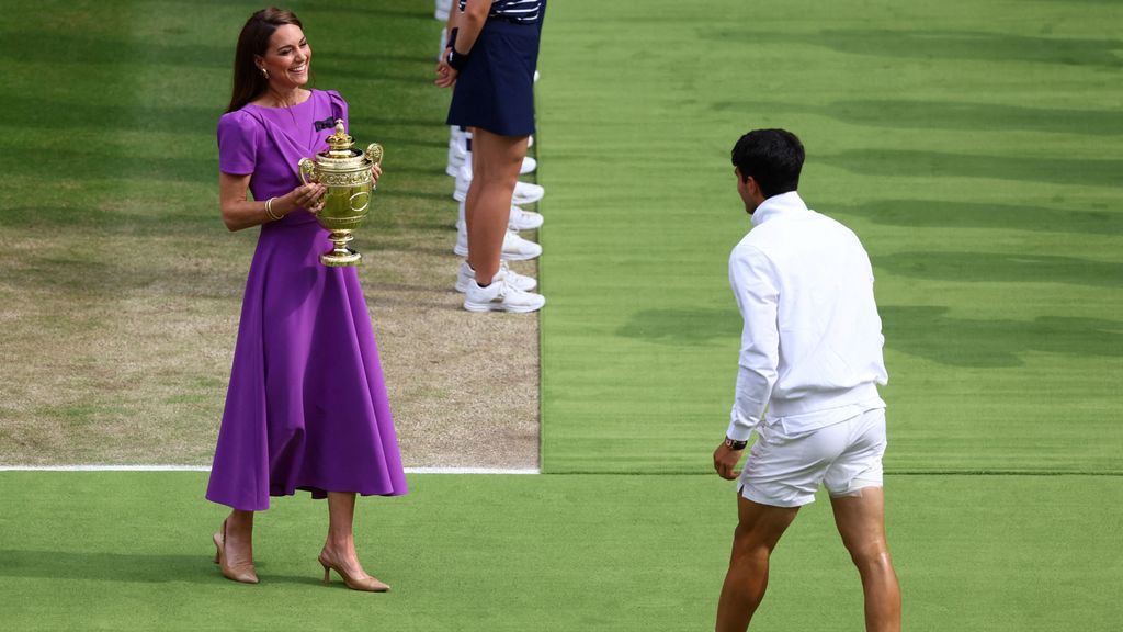 Carlos Alcaraz saca una amplia sonrisa a Kate Middleton durante la entrega de trofeos en Wimbledon