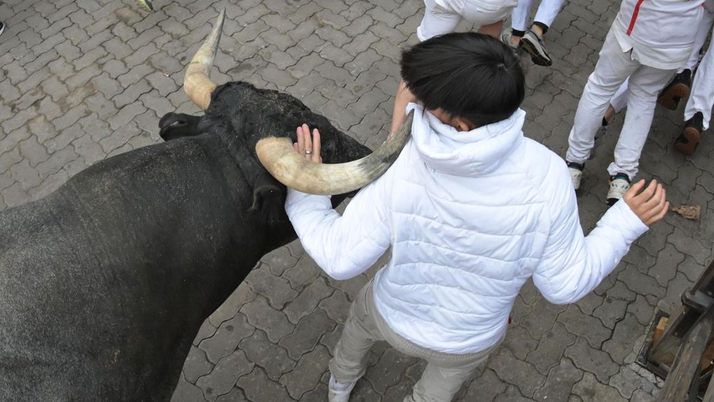 Los Miura protagonizan un peligroso último encierro de los Sanfermines