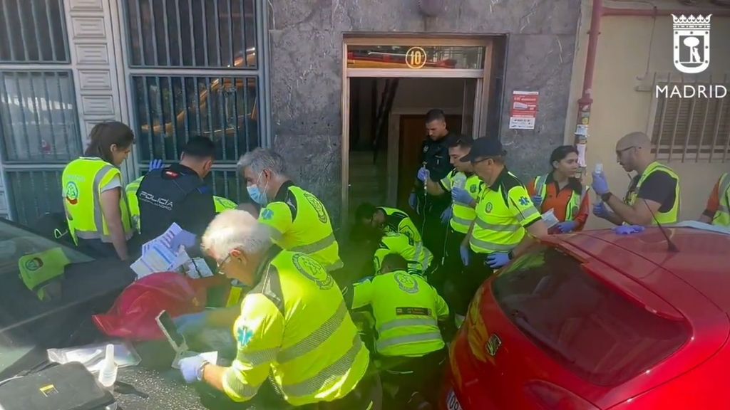 Sanitarios y agentes atienden a un joven apuñalado en Puente de Vallecas, Madrid