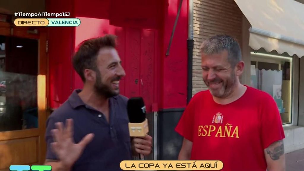 Pinta toda la fachada del bar con los colores de España tras la victoria de la selección: “Se me fue de las manos”