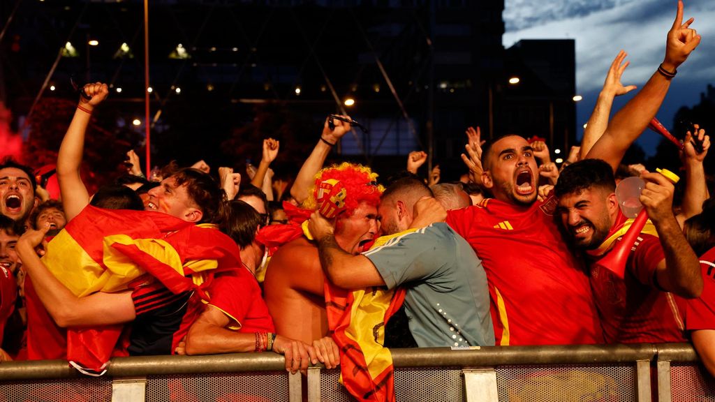 Aficionados siguen la final de la Eurocopa desde Madrid