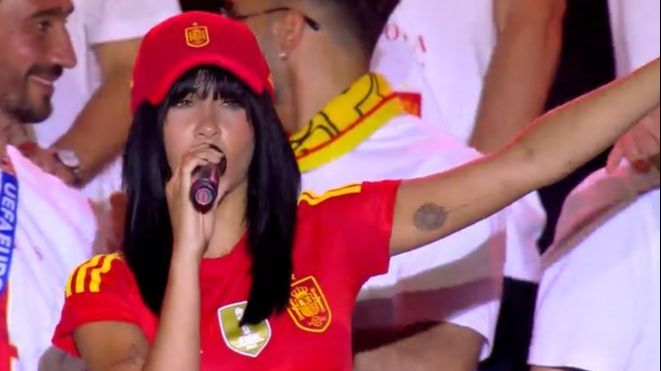 Aitana deleita a la Plaza de Cibeles con su música