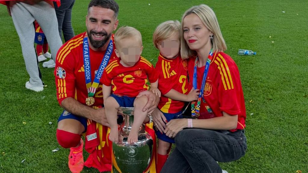 Dani Carvajal y Daphne Cañizares, con sus hijos