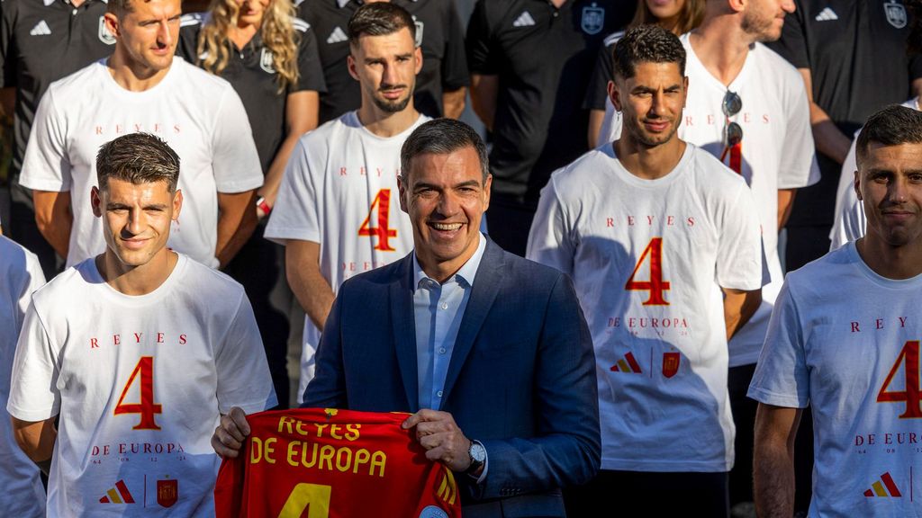 El presidente del Gobierno, Pedro Sánchez, posa con los jugadores de la selección española de fútbol