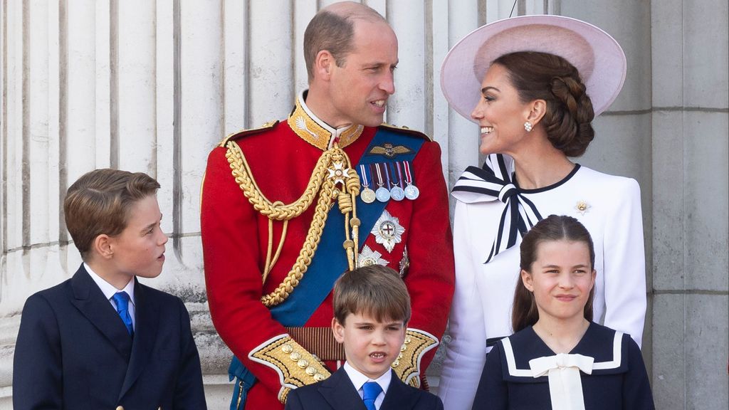 El príncipe Guillermo y Kate Middleton con sus tres hijos.