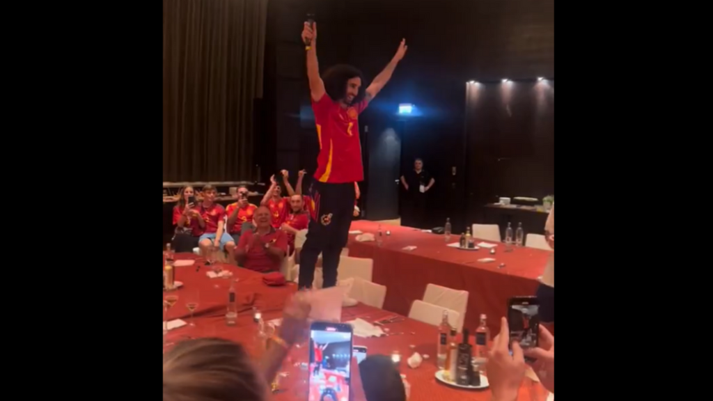 El show de Marc Cucurella en la cena de celebración de la selección: canta su canción subido a una mesa