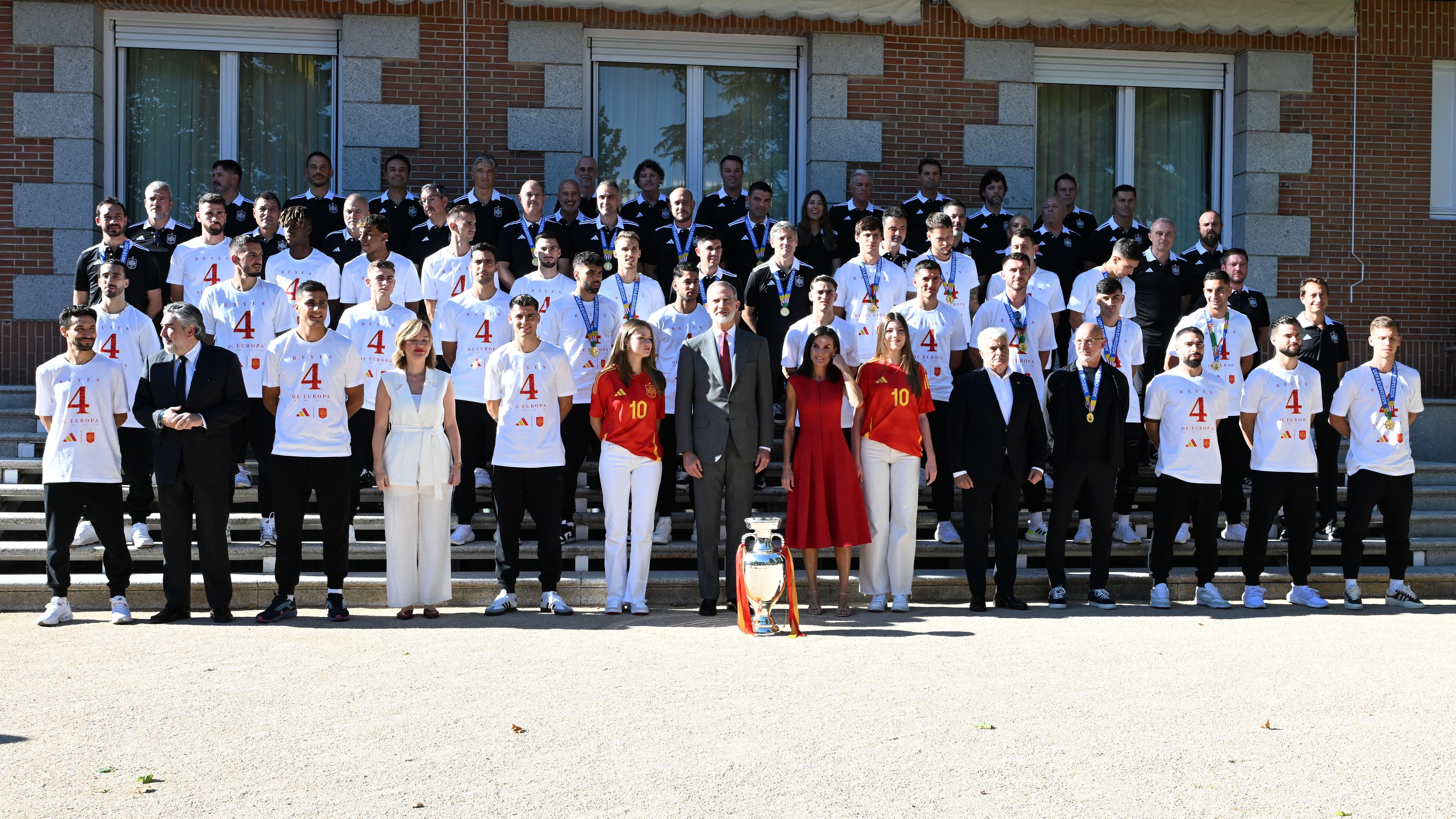 Todo el equipo ha posado junto a ellos a las puertas de Palacio