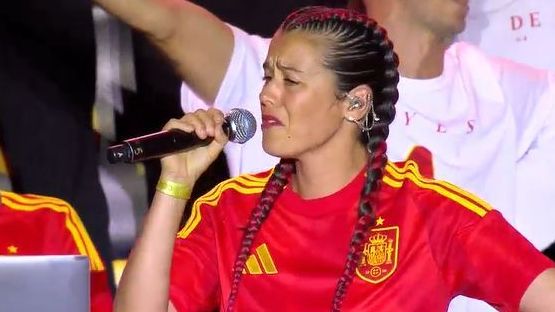 Isabel Aaiún canta 'Potra Salvaje' en Cibeles