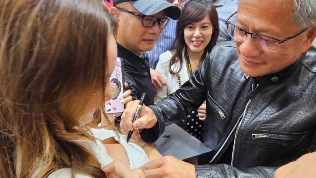 Jensen Huang firmando ropa interior