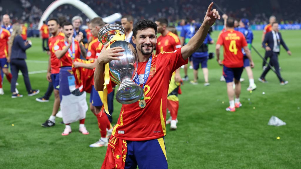Jesús Navas con el trofeo tras ganar la Eurocopa