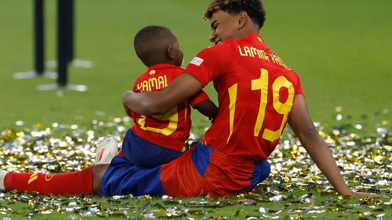 Eurocopa 2024 Lamine Yamal Con Su Hermano Keyne En Brazos Tras El Triunfo Eurocopa 2024 Lamine Yamal Con Su Hermano Keyne En Brazos Tras El Triunfo