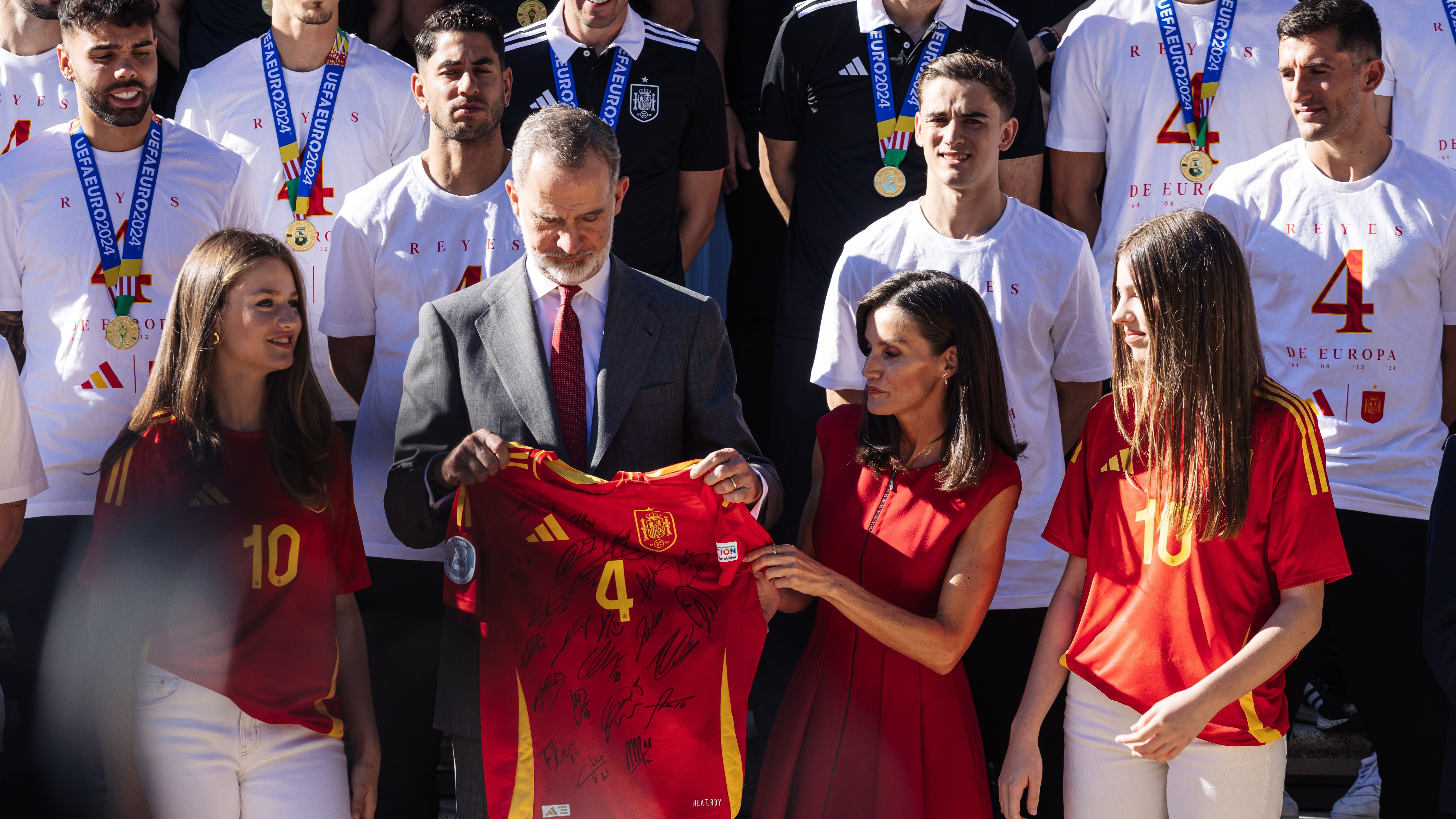 La familia real española, con la camiseta que le ha regalado la selección