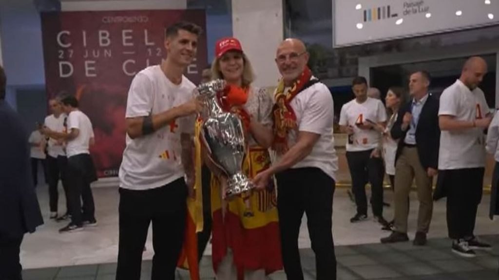 La infanta Elena y su hija, Victoria Federica: su encuentro con los campeones de la Eurocopa en Madrid