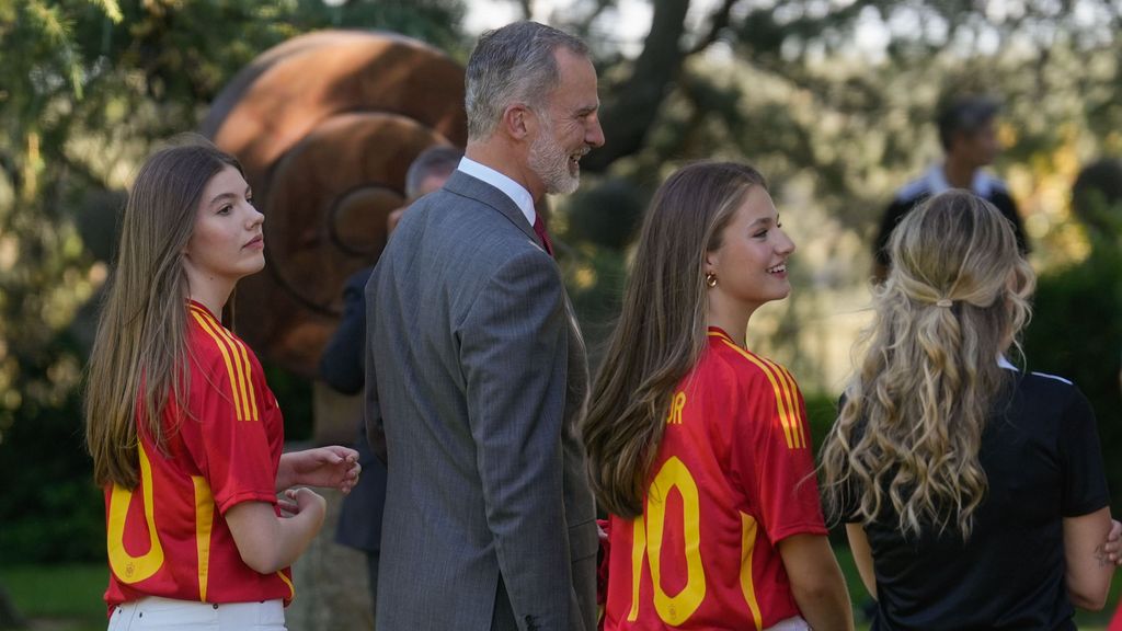 La infanta Sofía, el rey Felipe y la princesa Leonor.