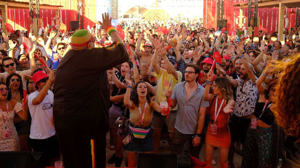 La juventud baila… al ritmo de los éxitos veraniegos de King África.